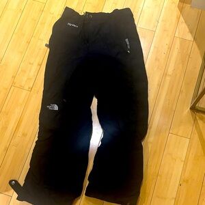 The North Face women’s small Black ski snow Pants. Pet smoke free home.
